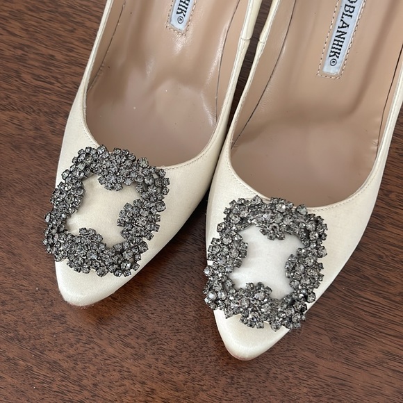 Manolo Blahnik Hangisi Champagne Satin Jewel Buckle Pumps size 37 - Picture 2 of 8